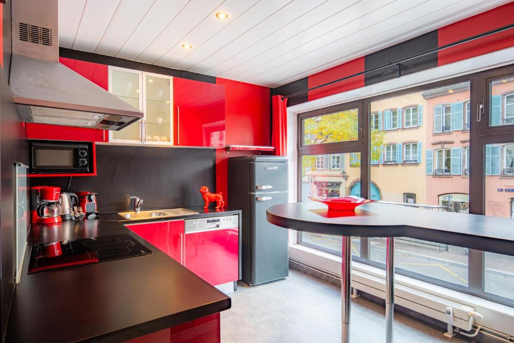 Η κουζίνα ή μικρή κουζίνα στο Cozy and Stylish with A-C in City Center!