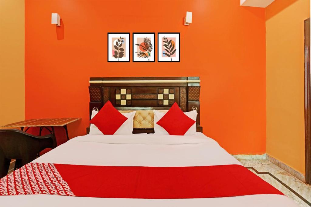 Postel nebo postele na pokoji v ubytování Hotel O Naveen Stay
