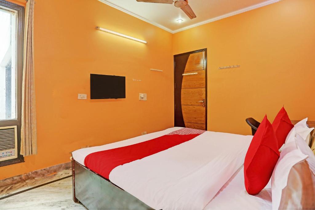 TV a/nebo společenská místnost v ubytování Hotel O Naveen Stay