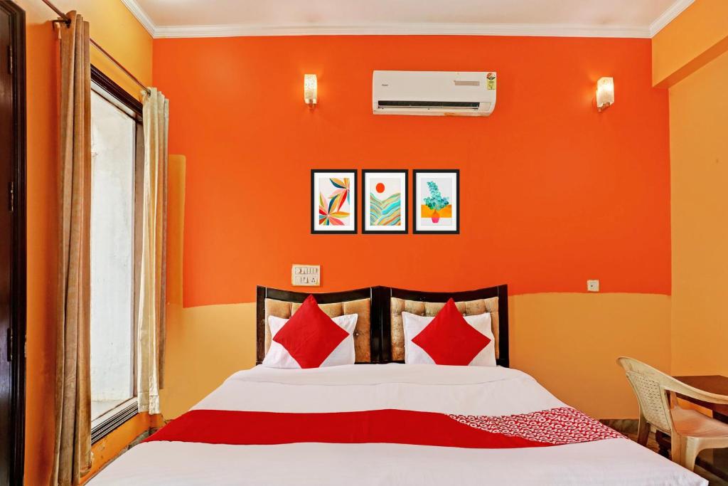 Postel nebo postele na pokoji v ubytování Hotel O Naveen Stay