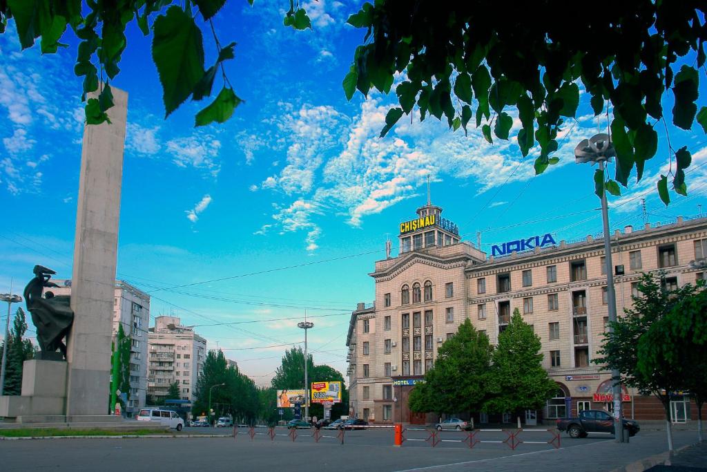 um grande edifício com um sinal da NASA em cima em Chisinau Hotel em Chisinau