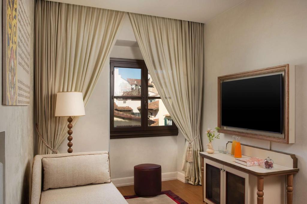 TV a/nebo společenská místnost v ubytování NH Collection Firenze Porta Rossa