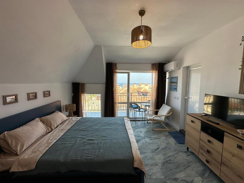una camera da letto con un letto grande e una televisione di SummerBlue - Синьо лято a Lozenets