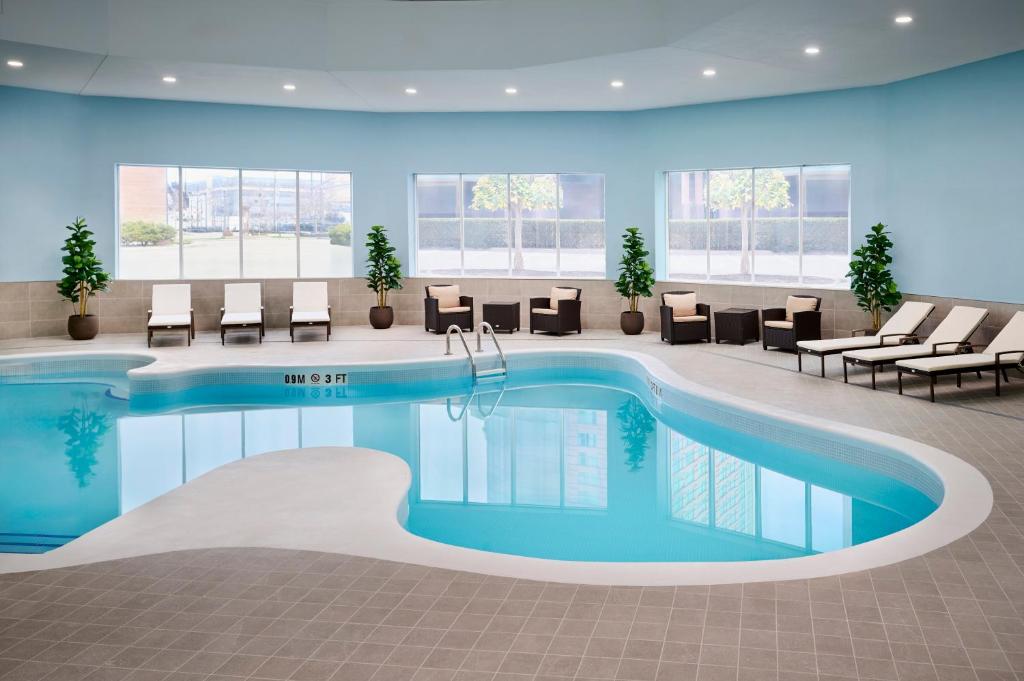 Bazén v ubytování Niagara Fallsview Hotel & Suites nebo v jeho okolí