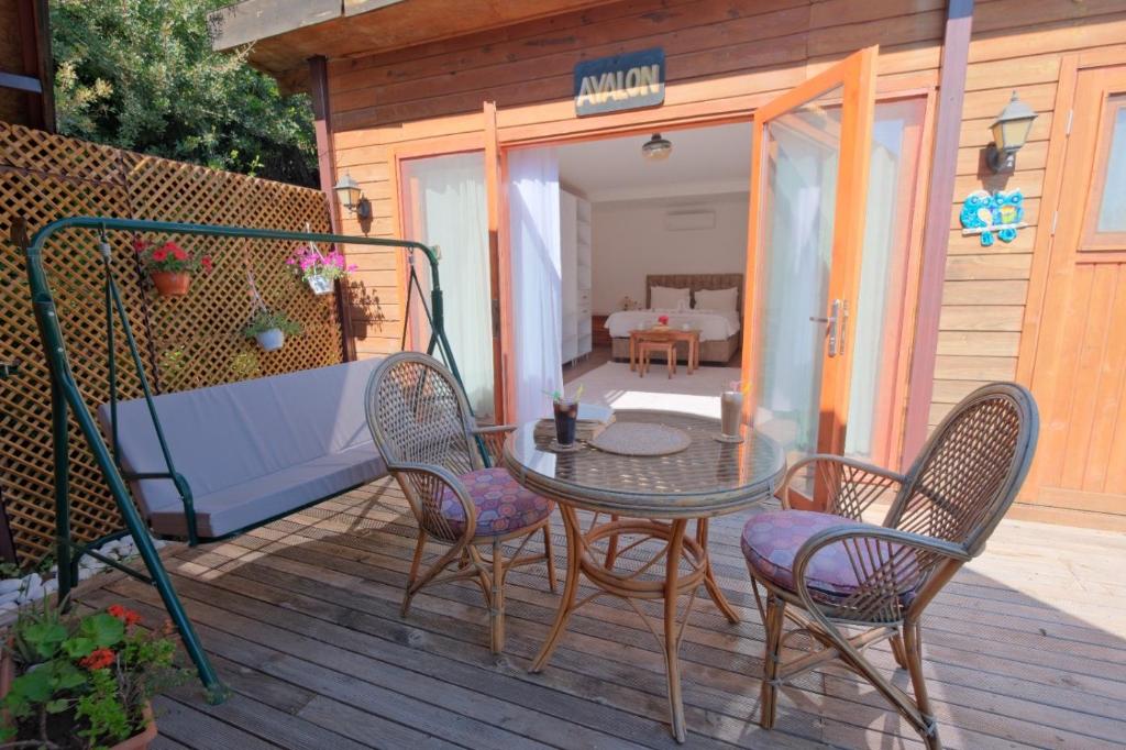 Svalir eða verönd á Kabak Avalon Bungalows