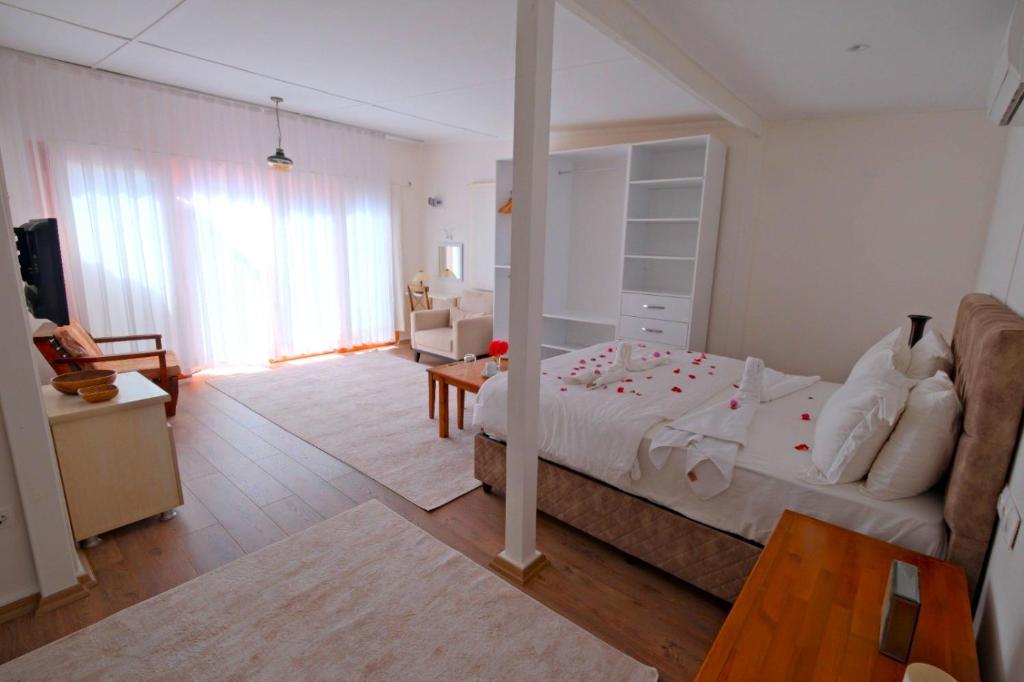 Rúm í herbergi á Kabak Avalon Bungalows