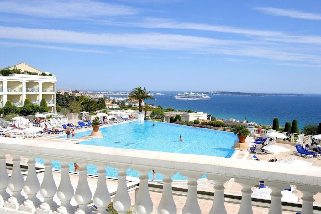 d'un balcon avec vue sur la piscine. dans l'établissement Apartment with Garden, Pool, Sea View and Parking, à Cannes
