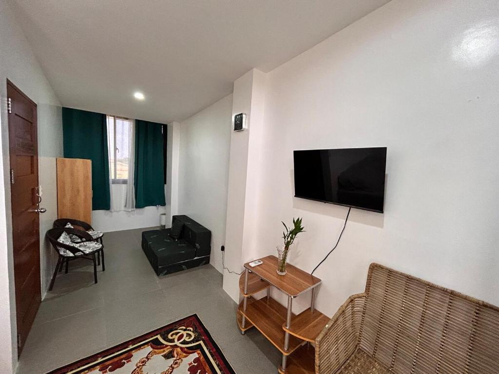 TV a/nebo společenská místnost v ubytování ELYU 3 Storey Staycation House near San Juan Beach
