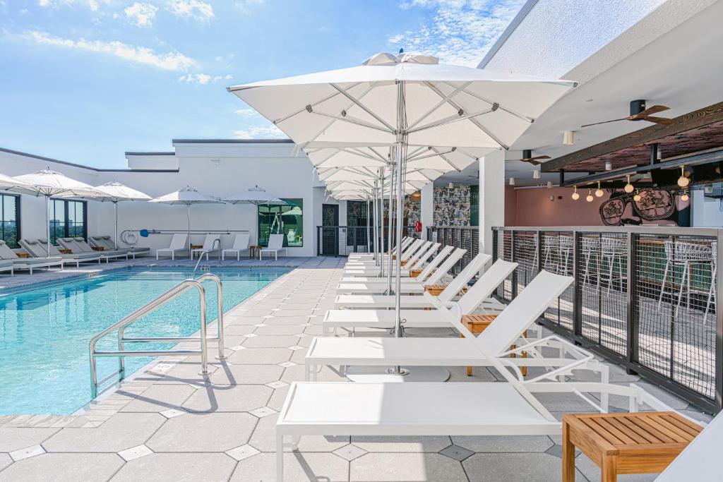 Bazén v ubytování The Perry Hotel Naples nebo v jeho okolí