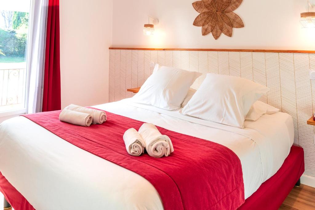 Au Bien Etre piscine chauffée - Chambre Triple Avec Terrasse
