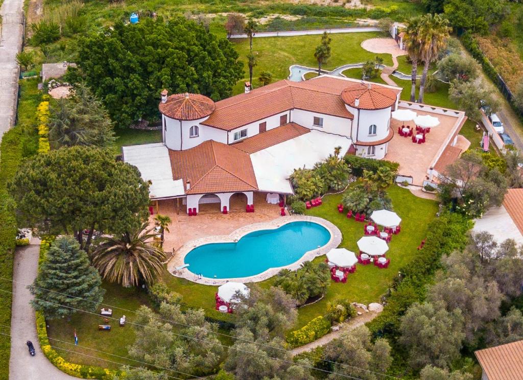  Elle offre une vue sur une grande maison dotée d'une piscine. dans l'établissement Villa Habana, à Fonte Nuova
