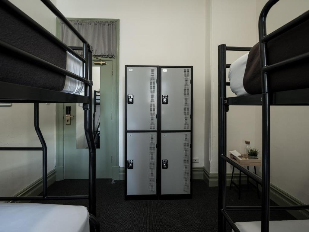 Postel nebo postele na pokoji v ubytování Sydney Central Inn