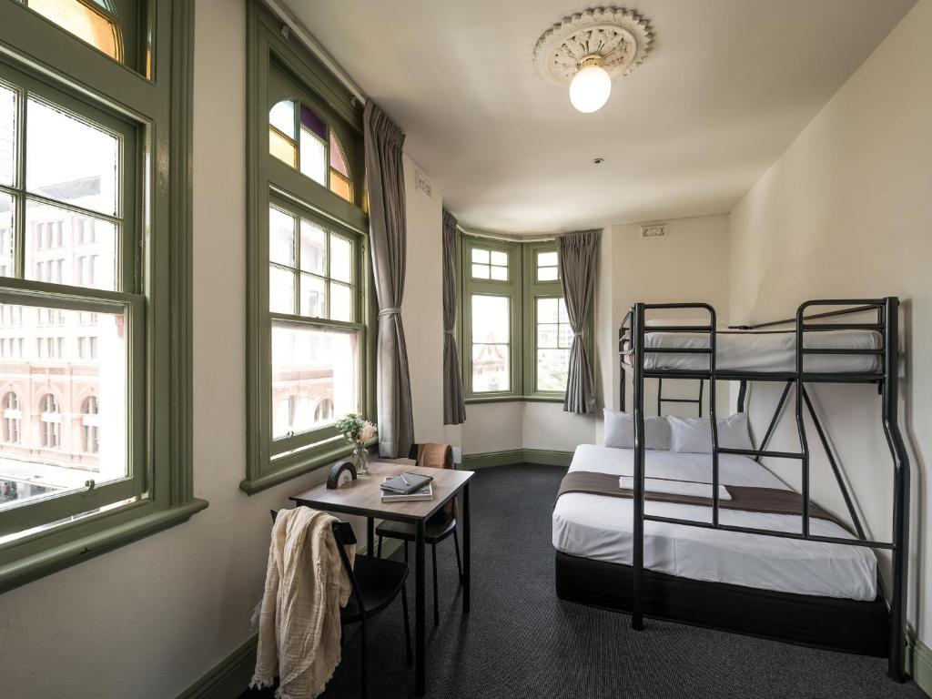 Postel nebo postele na pokoji v ubytování Sydney Central Inn