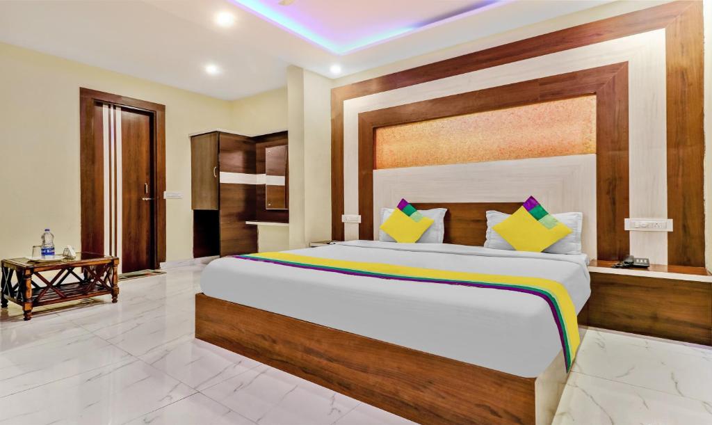 MohaliHotel Royal Residency Near ISBT Mohali Chandigarh的房间里有一张大床的卧室