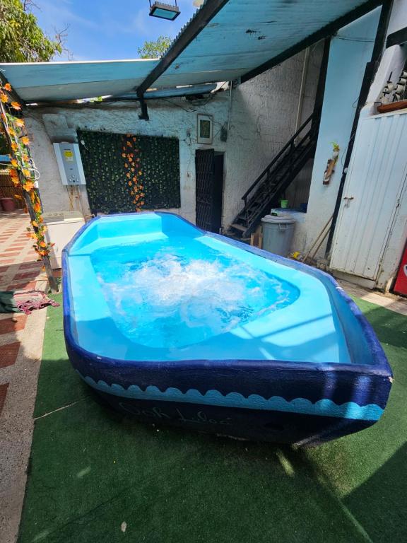 圣玛尔塔Oh la la的草地上有一个蓝色的大游泳池