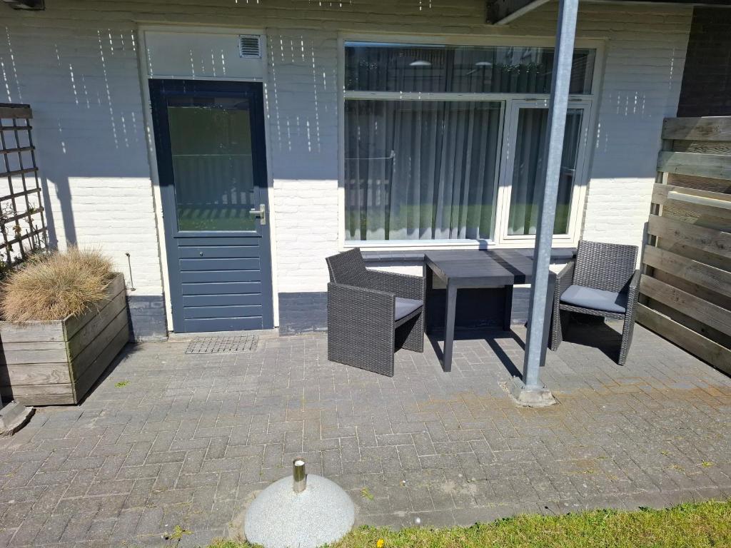 En balkon eller terrasse på Appartement vlakbij centrum en strand
