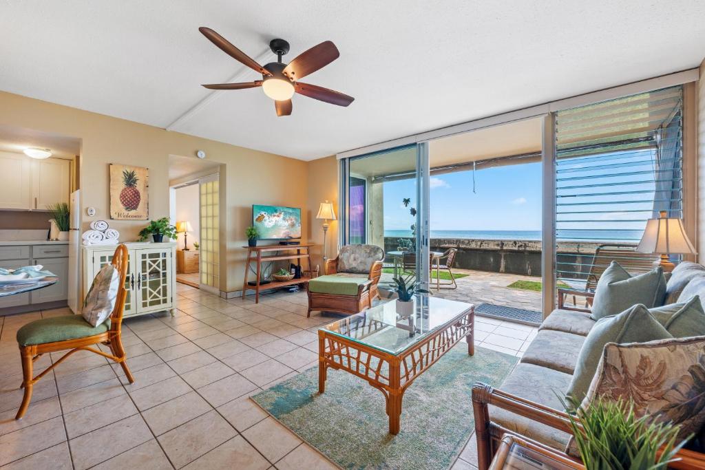 un soggiorno con un divano e un ventilatore a soffitto di Nohonani 103 a Kahana