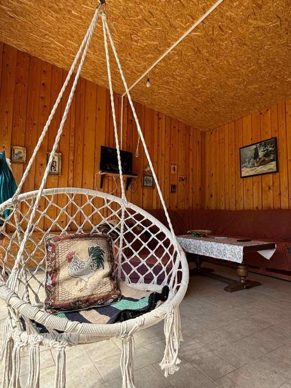 - Silla colgante con almohada en la habitación en Petlov konak, en Mala Remeta