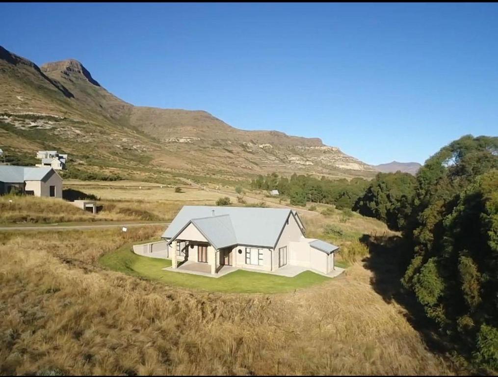 克拉伦斯cute and quirky clarens的天空中白房子的视野