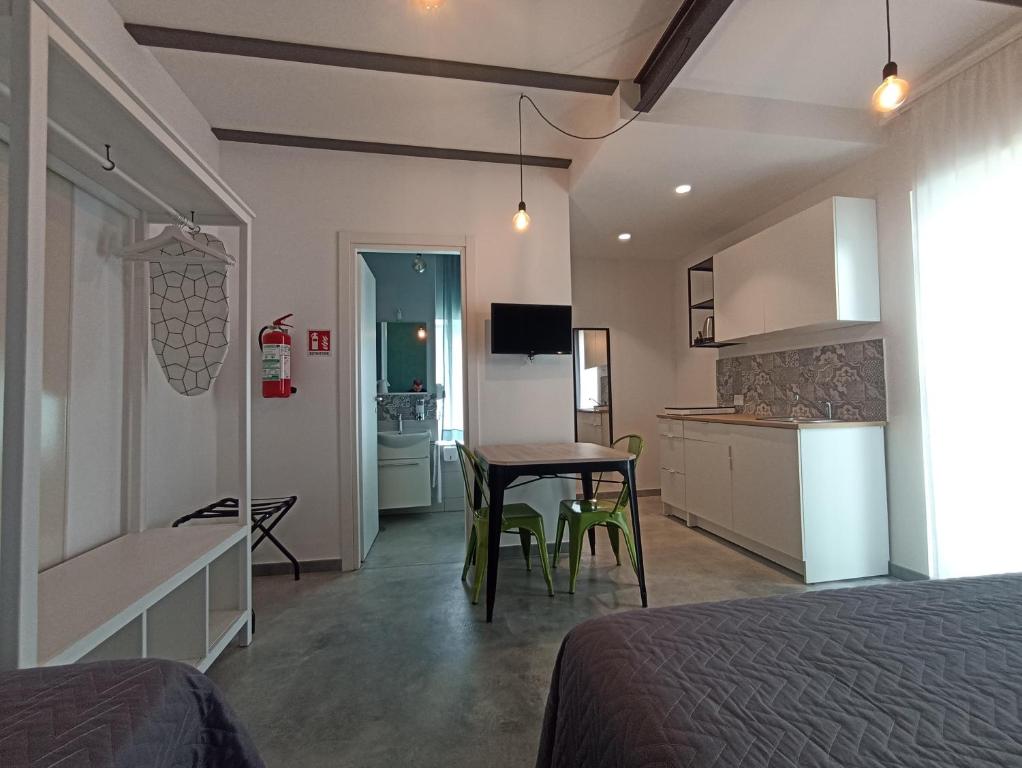 TV a/nebo společenská místnost v ubytování Al Faro Bianco B&B e Residence con parcheggio