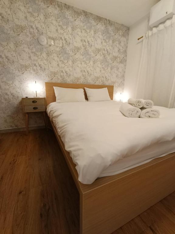 Postel nebo postele na pokoji v ubytování Ha Meyasdim 51