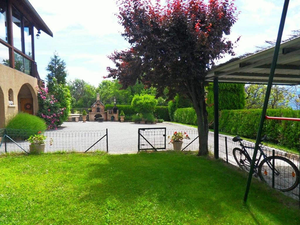 un vélo garé à côté d'une clôture dans une cour dans l'établissement La Cévane, à Chorges