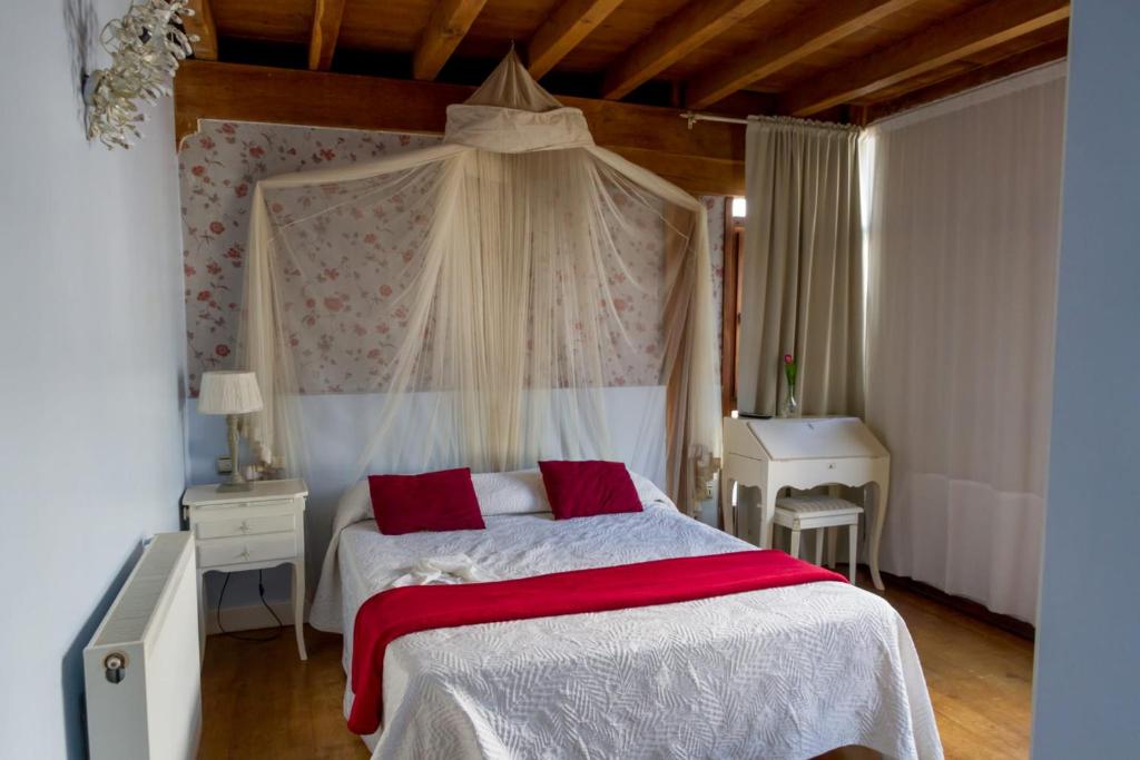 Postel nebo postele na pokoji v ubytování Agua Viva Eco H Wellness Castro Urdiales