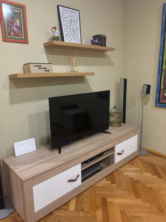 Uma televisão e/ou sistema de entretenimento em Stan na dan Apartman Stella