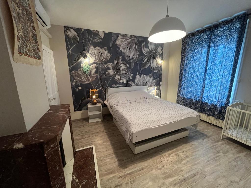 una camera con letto e parete floreale di Deux chambres Terrasse salle de sport a Vigneulles-lès-Hattonchâtel