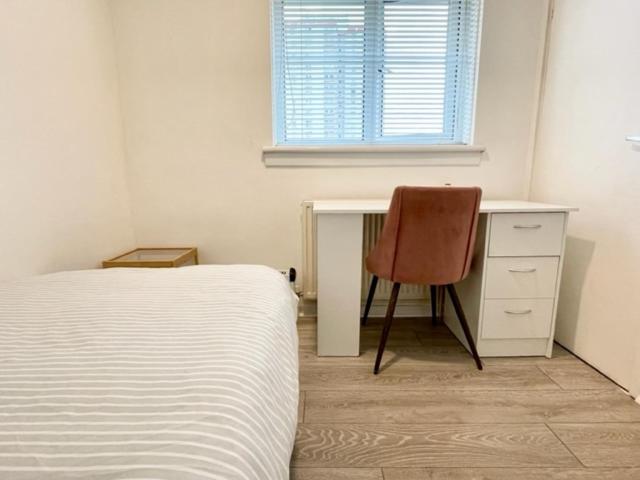 Postel nebo postele na pokoji v ubytování Single room in 3 bedroom house