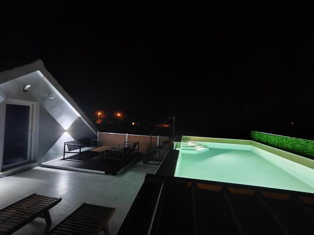 Modern penthouse Ivan with rooftop swimming pool and jacuzzi