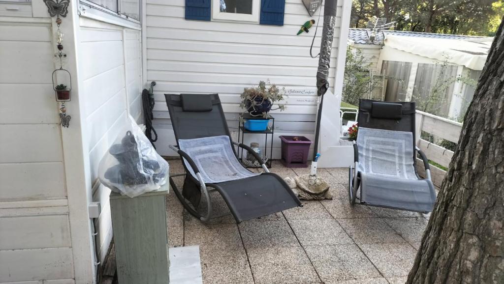 Posezení v ubytování Camping L'Oasis 5 étoiles à Puget-sur-Argens