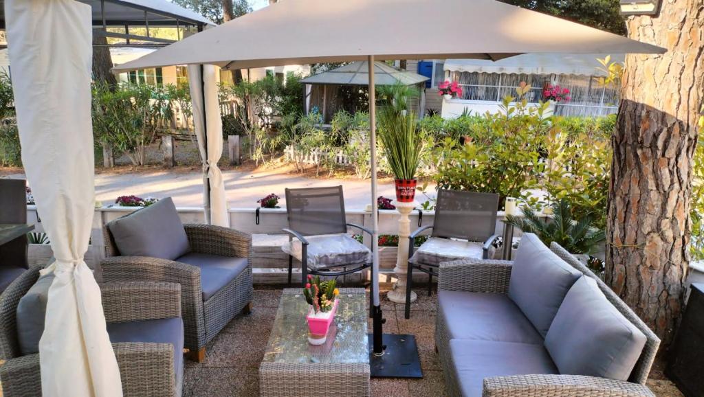 Posezení v ubytování Camping L'Oasis 5 étoiles à Puget-sur-Argens