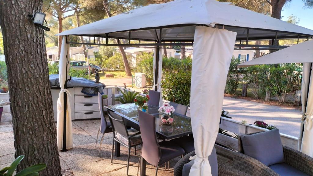 Zahrada ubytování Camping L'Oasis 5 étoiles à Puget-sur-Argens