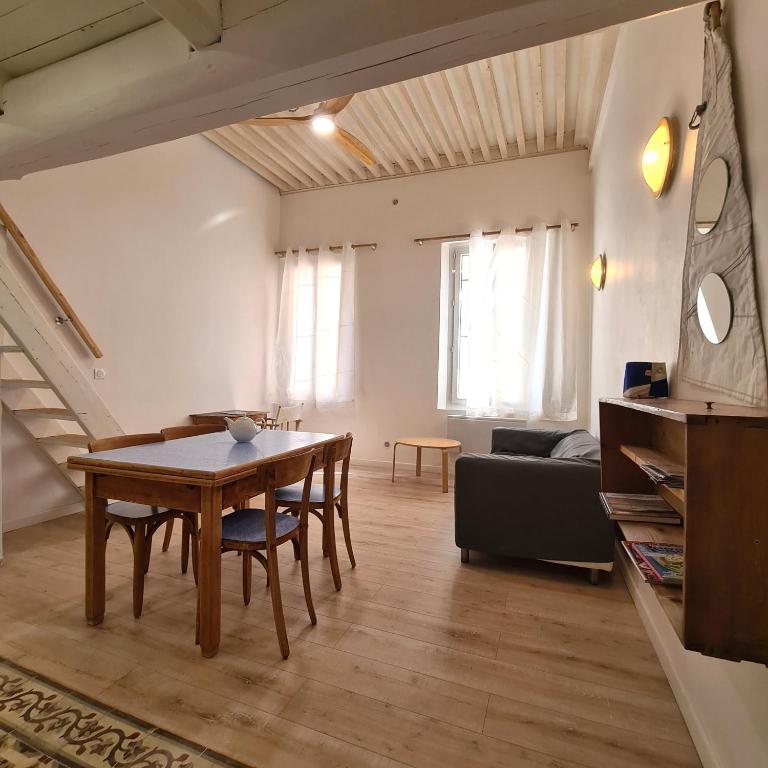 un salon avec une table et un canapé dans l'établissement Ambiance bois proche vieux port, T2 de caractère, à La Ciotat