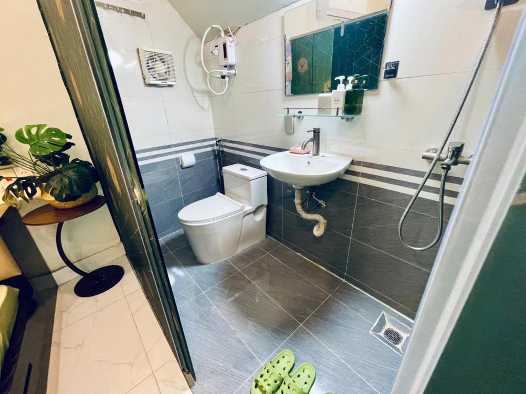 een badkamer met douche, toilet en wastafel bij Si Mơ Homestay Cát Bà in Cat Ba