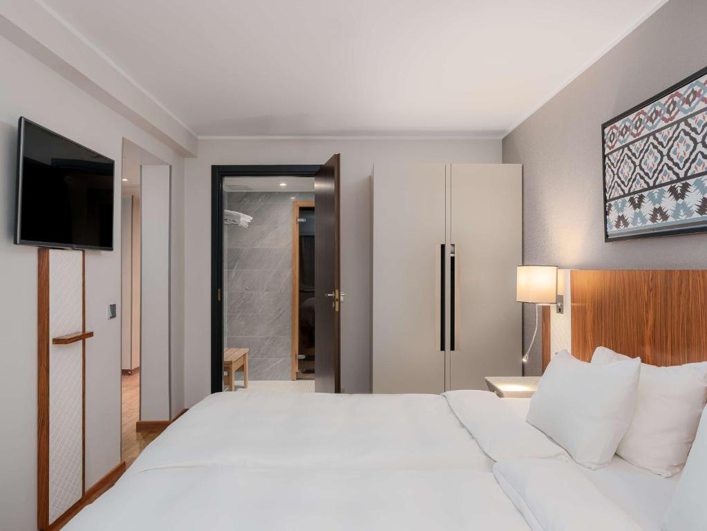 Кровать или кровати в номере Radisson Blu Hotel Olümpia