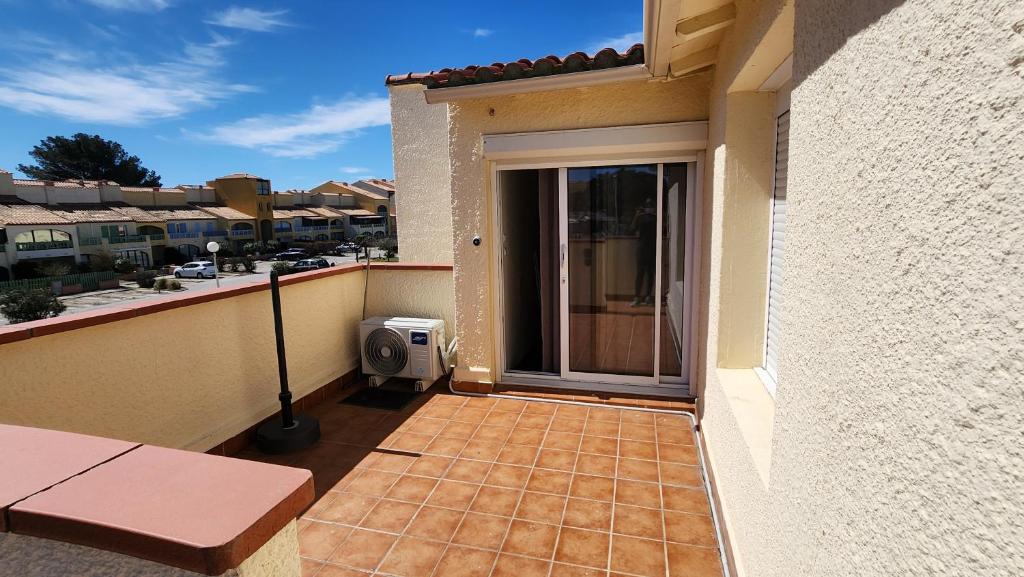un balcon avec vue sur une ville dans l'établissement Appartement à 150m de la mer, au Barcarès