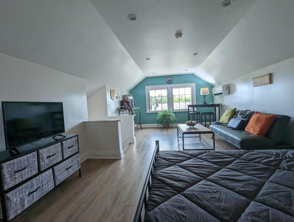 TV a/nebo společenská místnost v ubytování Bright Studio Stay Downtown
