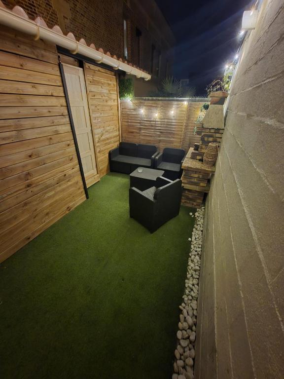 salon z kanapą i zielonym dywanem w obiekcie Homelove Spa w mieście Neuilly-en-Thelle