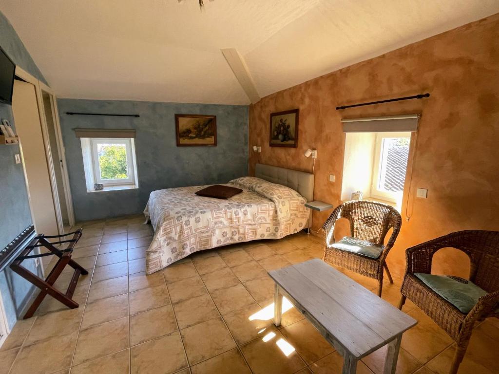 Postel nebo postele na pokoji v ubytování Le Manoir du Raveyron
