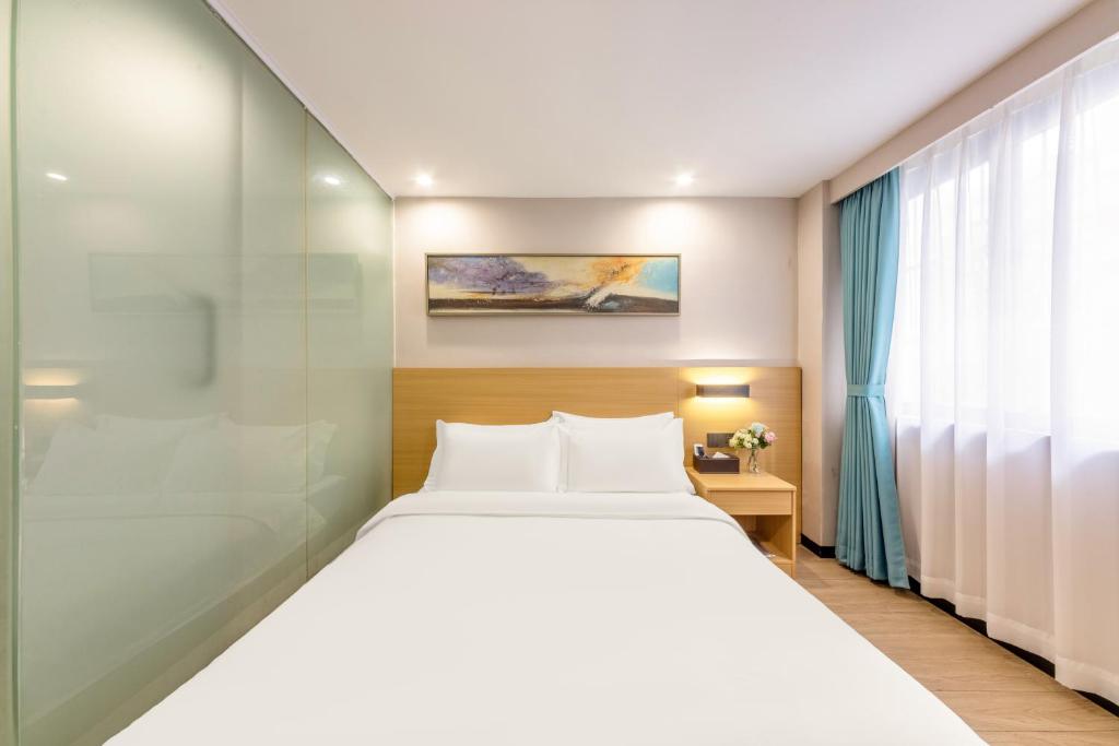 Postel nebo postele na pokoji v ubytování CMAX Hotel Guangzhou International Convention and Exhibition Center Luoxi Subway Station Branch