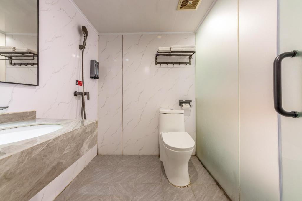 Koupelna v ubytování CMAX Hotel Guangzhou International Convention and Exhibition Center Luoxi Subway Station Branch