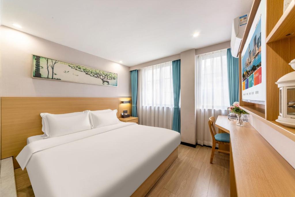 Postel nebo postele na pokoji v ubytování CMAX Hotel Guangzhou International Convention and Exhibition Center Luoxi Subway Station Branch