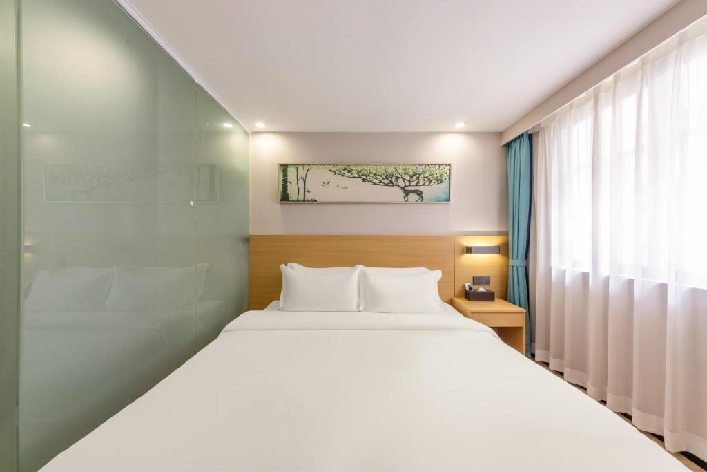 Postel nebo postele na pokoji v ubytování CMAX Hotel Guangzhou International Convention and Exhibition Center Luoxi Subway Station Branch