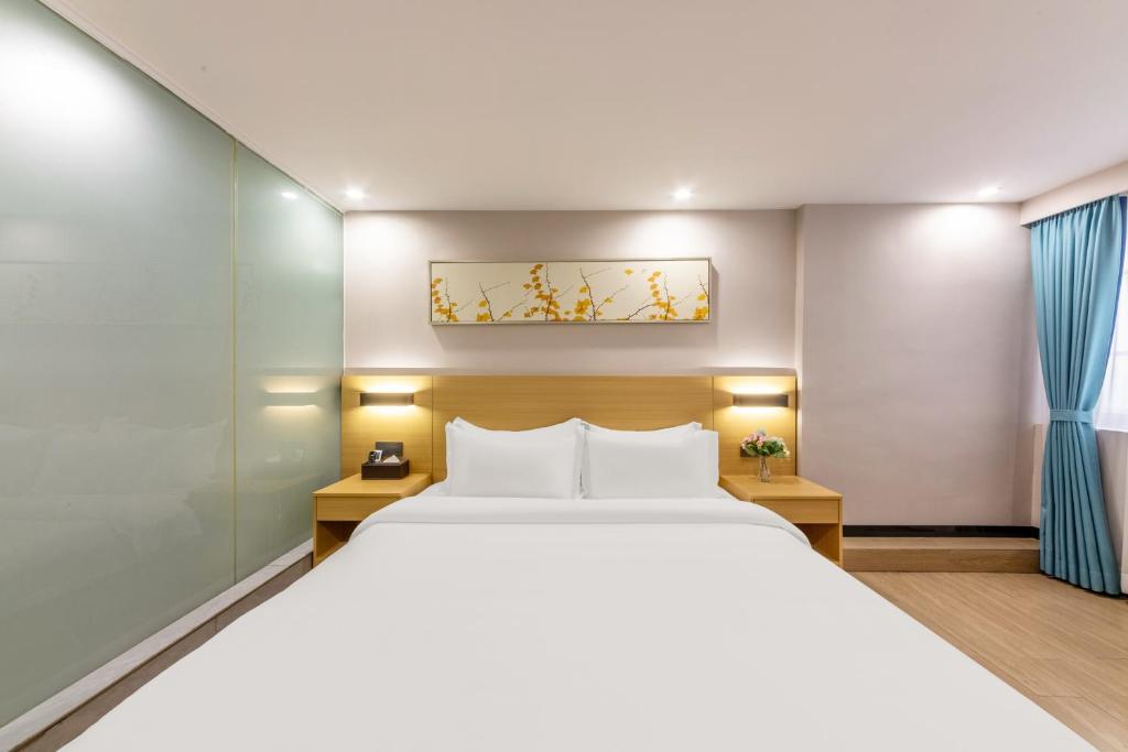 Postel nebo postele na pokoji v ubytování CMAX Hotel Guangzhou International Convention and Exhibition Center Luoxi Subway Station Branch