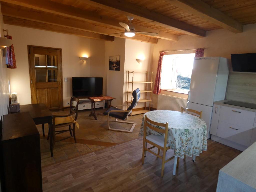 Il dispose d'une cuisine et d'un salon avec une table et un réfrigérateur. dans l'établissement Gîte cosy avec extérieur privé à Montélimar, à Montélimar