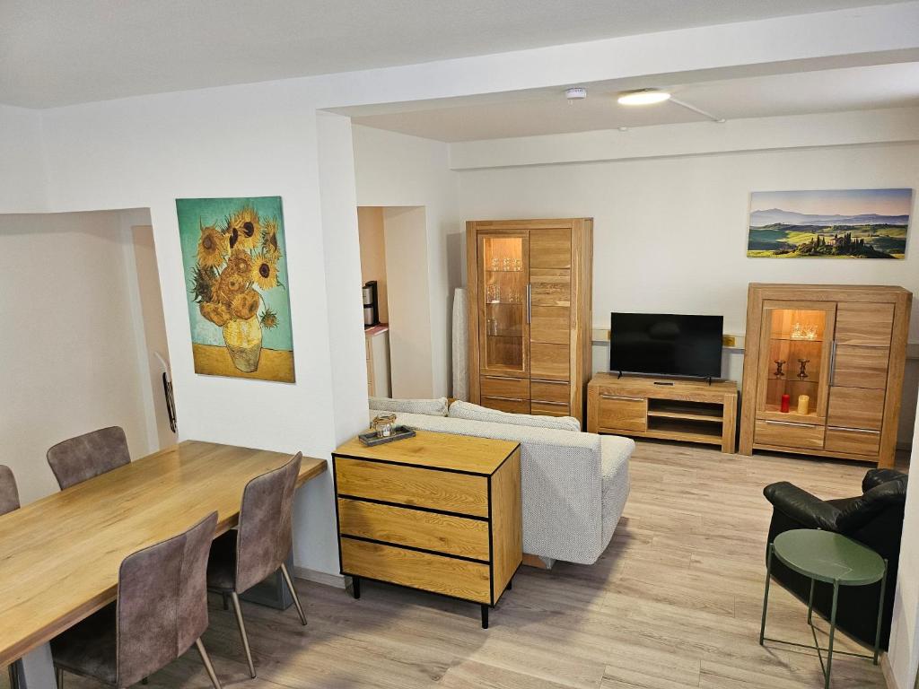 ein Wohnzimmer mit Sofa und Fernseher in der Unterkunft Aurora Apartment in Essen in Essen