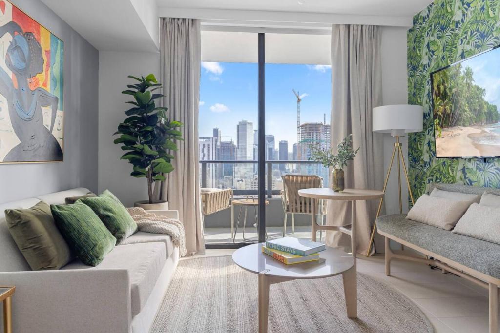 un salon avec un canapé et une grande fenêtre dans l'établissement 2414 Chic Stay in Miami Downtown with Bay and City Views a Pool and Gym, à Miami