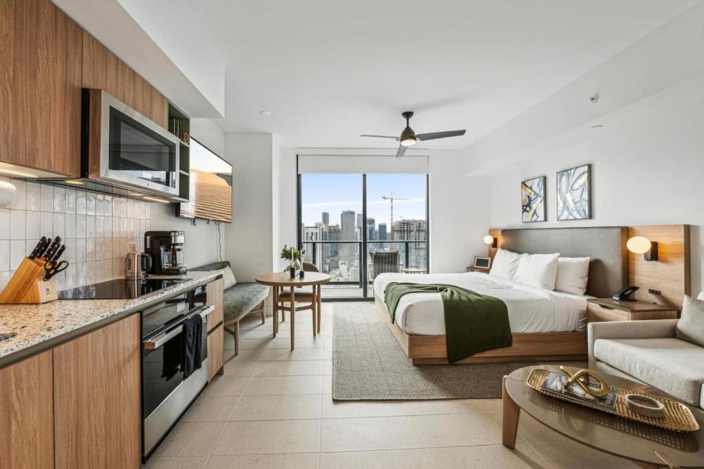 Cette chambre d'hôtel dispose d'un lit king-size et d'une cuisine. dans l'établissement 3312 Modern Apt in front of Kaseya Center with Pool and Gym, à Miami